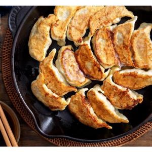 速冻煎饺10几分钟能熟吗_速冻饺子不用解冻，电饭煲平底锅煎着吃