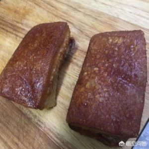 扣肉皮怎么炸才起泡_煮软扎孔揉搓，两步油炸金黄脆！