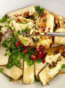 干豆腐焯水几分钟_干豆腐焯水去腥，葱油尖椒炒制香可口