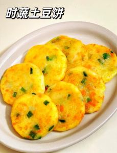 早餐蒸整个土豆做法_蒸土豆，简单美味早餐！