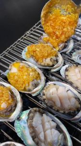 烤鲍鱼怎么样算熟了_烤鲍鱼熟了看颜色闻菌香，叉子轻松插软糯