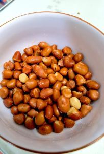 炸花生米的正确方法_炸花生要酥脆，冷水泡干慢油炸，晾凉密封风味佳！