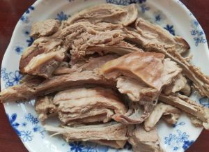 手把羊肉是羊的什么部位_手把羊肉鲜嫩多汁，配蒜或蘸椒盐风味佳