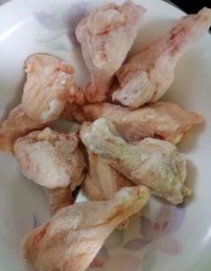 翅根和鸡腿的对比图_口感差异及烹饪选择