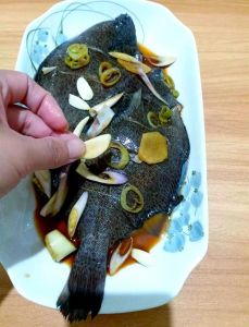 高眼鱼为什么要扒皮_高眼鱼扒皮好，口感佳营养高