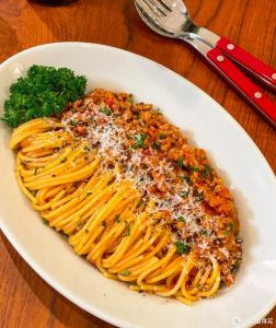 意大利肉酱面的做法_牛肉肉酱面，手工剁肉更香，通心粉弹牙，红酒罗勒提香，简单美味