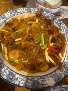 拉皮炒肉丝的做法最正宗的做法_东北拉皮炒肉丝，劲道爽滑酸咸香