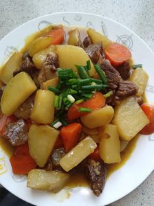 咖喱牛肉土豆的做法_家常咖喱牛肉土豆做法，简单美味！