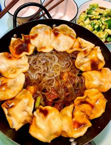 家庭版铁锅炖做法_东北铁锅炖排骨，肉烂汤浓，鲜香美味！