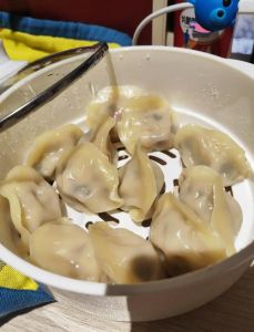 冻饺子能蒸熟吗_水开蒸20分钟，油布防粘，蘸料增香