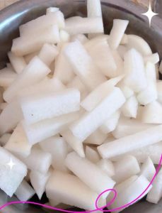 家常腌酸萝卜条的做法_腌萝卜条酸辣开胃，佐餐炒菜两相宜！