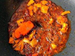 豆瓣酱怎么炒出红油_老豆瓣配红油，小火慢炒出美味豆瓣酱