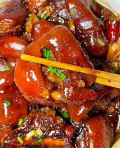 电饭煲焖猪蹄的做法_啤酒花生焖猪蹄，香浓入味好做法