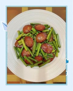 蒜薹炒香肠的家常做法_香肠蒜薹好搭配，清洗蒸炒有诀窍