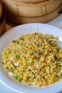 正宗扬州炒饭的做法_扬州炒饭做法讲究，火候精准，金包银粒粒分明