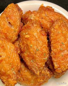 鸡中翅最正宗三种做法_蒜香板栗蜜汁鸡翅做法，外酥里甜超美味！