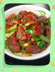 大蒜爆炒香肠做法_自制香肠快炒菜，麻辣五香随心选