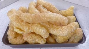 猪皮怎样炸才会起泡_选厚皮，清洗汆烫，酱汁稀释，慢火炸