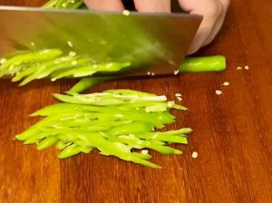辣椒丝怎么切_青椒清洗切片技巧与肉丝做法