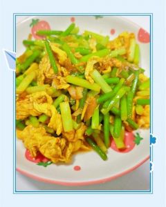 蒜苔炒鸡蛋做法_蒜苔炒鸡蛋，嫩滑脆爽，简单美味！