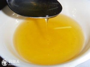 怎样让羊油不结块_清洗切块小火慢熬，混油高温存，防堵用热水洗洁精