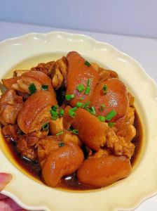 酱焖猪蹄的家常做法_软糯脱骨，香浓下饭