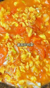 柿子炒鸡蛋家常做法_葱姜蒜炒蛋香又嫩，柿子添甜家常味