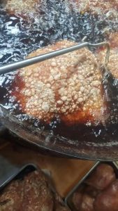 广西扣肉怎么炸起虎皮_炸扣肉关键步骤，在家轻松做虎皮扣肉