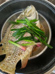 简单的清炖鱼汤做法_大头鱼清炖鲜嫩，煎炸增香，汤菜皆宜，暖心暖身