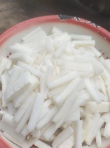 萝卜怎样腌制又脆又甜_腌萝卜选新鲜白萝卜，爽脆美味，多种风味！