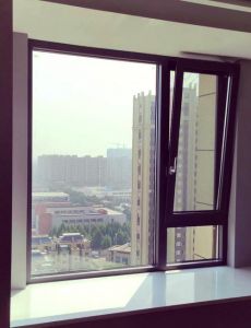 窗户内倒平开180度容易坏吗_180度内倒窗改造有风险，选对用对能保平安