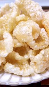 怎样油炸猪皮膨胀又脆_炸猪皮干透油炸脆，干吃酥脆泡发做凉菜