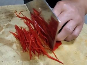 怎样切干辣椒丝好看_削去辣源，辣椒预处理降辣妙招