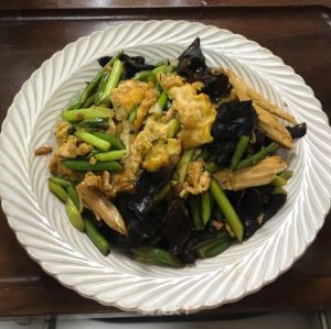 蒜苔炒木耳最正宗做法_蒜苔炒木耳，鲜香下饭的家常菜！