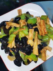 腐竹木耳炒肉的家常做法_腐竹木耳肉片，家常下饭菜