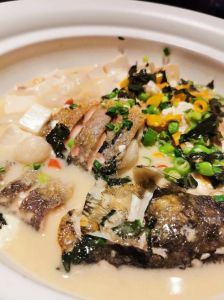 清炖花鲢鱼头汤的简单做法_花鲢鱼头煎炖豆腐，鲜香奶白好做法