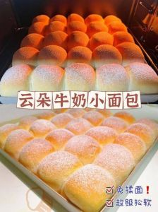 女主在厨房享用牛奶配面包的简单早餐制作全过程