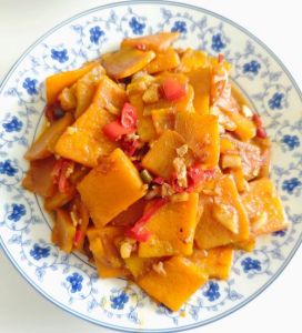 炒南瓜片的家常做法_家常炒南瓜片，甜糯可口做法