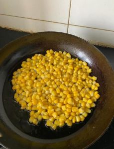 炸玉米粒正宗做法_控油温裹粉，椒盐调配！