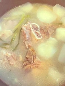 煮筒骨汤的正确方法_选好骨加时长，出锅前放盐