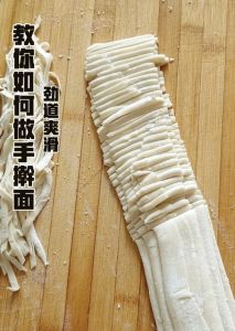 手擀面做法大全带图解_面粉碱量与和面技巧