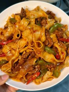 炒刀削面的家常做法_刀削面手擀筋道，炒制加香油香