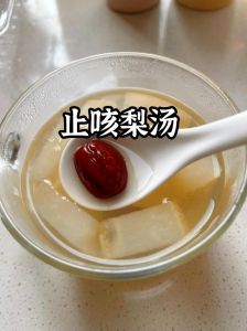 梨子煮水的正确做法_盐搓梨皮，煮水润肺好！