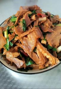 干笋炒五花肉做法_干笋炒五花肉，肥瘦相间，口感丰富，家常美味