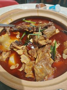 牛骨头汤的最佳做法_带筋排骨慢炖，加料去腥，盐后放！