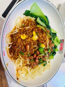 肉絲炸酱面的做法_家常炸酱面做法，肥瘦猪肉末配大葱香菇