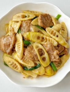 双笋炒肉片的家常做法_蚝油双笋肉片，鲜嫩可口易上手