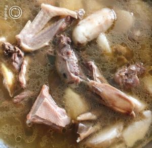 鸭和土豆炖汤做法_鸭腿炖土豆，香烂入味家常菜