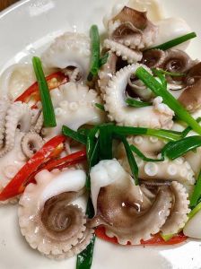 小八爪鱼做法白灼_初夏白灼小八爪鱼，脆嫩鲜美，蘸料灵魂！