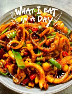 大炒鱿鱼须正宗做法_盐洗焯水鱿鱼须，腌制快炒超鲜美！